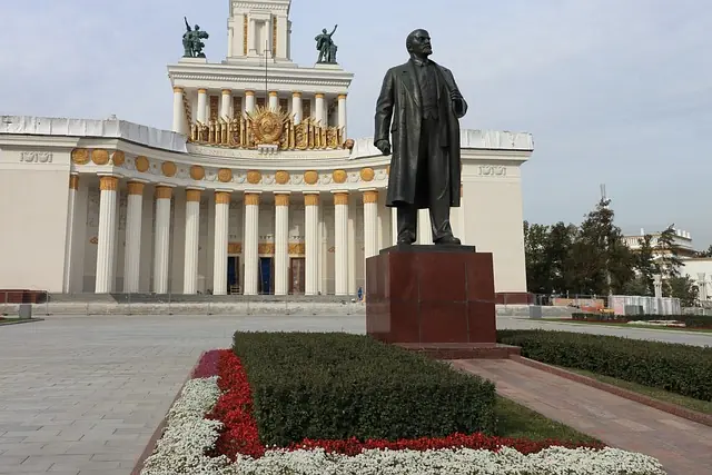 Какие странные вещи происходят с мумией Ленина: в Мавзолее засняли видео