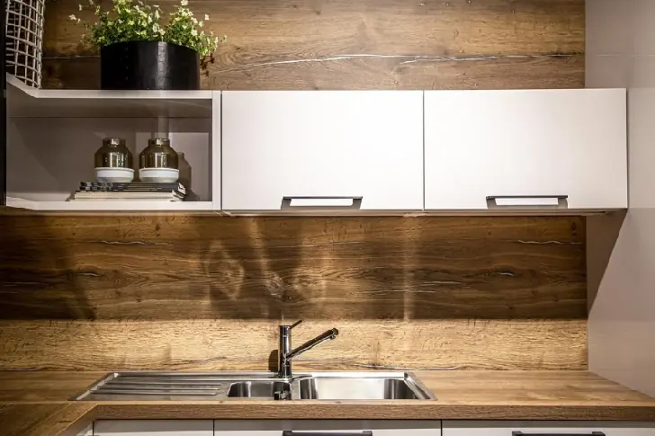 3 ложки в таз — и кухонные шкафчики как новые: застарелый жир и налет исчезают — простой лайфхак