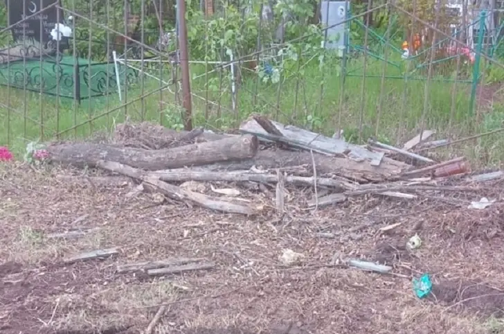 «Прямо перед могилами ветеранов ВОВ!» Мусульманское кладбище в Башкирии утопает в мусоре