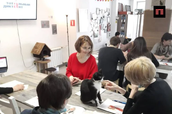Участники тотального диктанта в Уфе проверили свою грамотность вместе с котиками