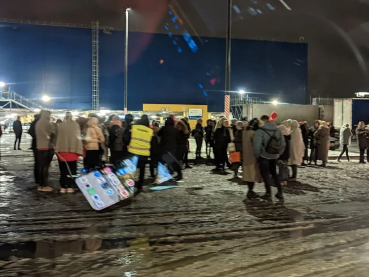 Появилось фото эвакуации из ТЦ «Мега» в Уфе