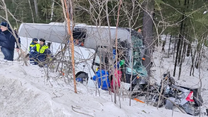 «На ходу лопнуло колесо»: детская хоккейная команда попала в страшную аварию – есть погибшие