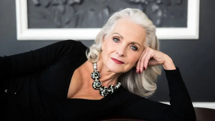 После 60 лет не носите это: стилисты назвали вещи, которые старят сильнее всего