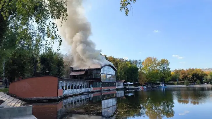 В Уфе в парке Якутова горит ресторан «Тихая гавань»