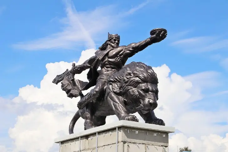 Восток Башкирии встретил Урал-батыра: герой на льве появился у Стелы Славы