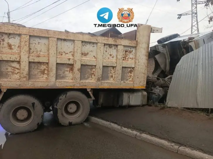 Автомобиль-убийца «Шахман» протаранил здание у железной дороги в Уфе
