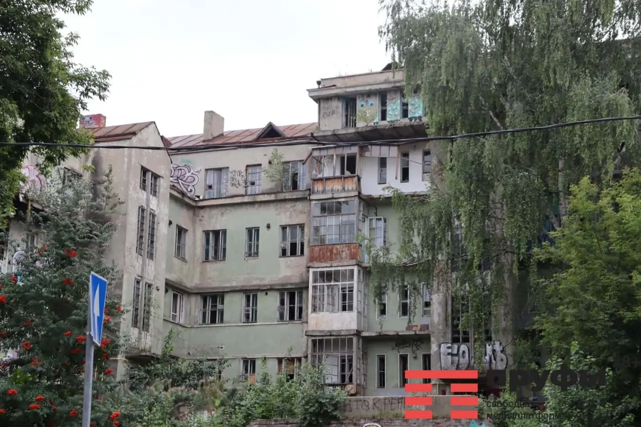 Дом с призраками, куда заезжают черные авто. В Казани 100-летняя заброшка-панелька у Кремля пугает туристов