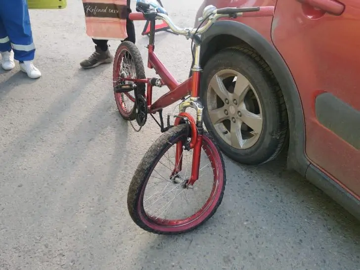 В Уфе маленькая девочка на велосипеде оказалась под колесами авто