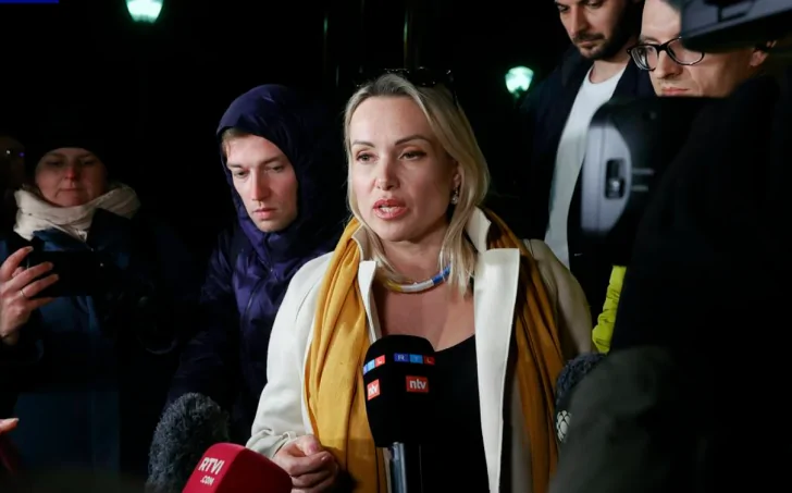 Суд оштрафовал Марину Овсянникову за антивоенный плакат в эфире Первого канала