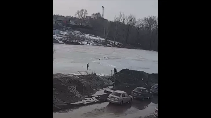 В Уфе ребенок провалился под лед  ﻿