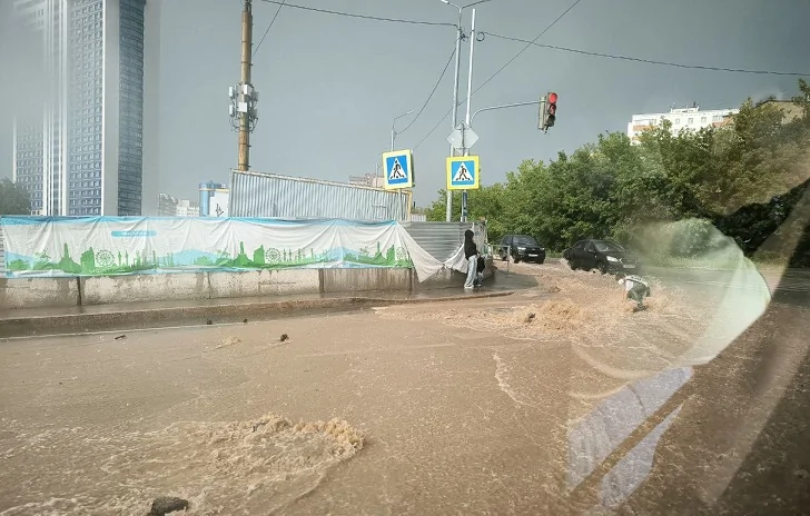 В Уфе волна грязной воды едва не снесла ребенка под машины