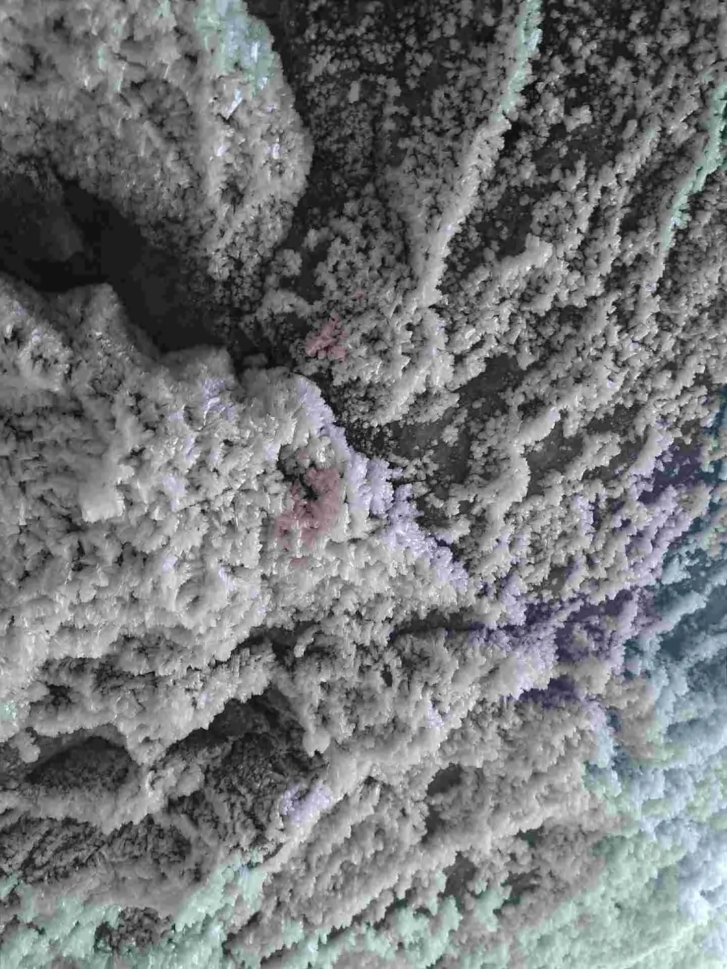 Необычные кристаллы появились в ледяной пещере в Башкирии — такое бывает не каждую зиму