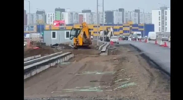 «Рабочих нет, техника стоит!» Жители Кузнецовского Затона требуют власть отчитаться о брошенной улице 