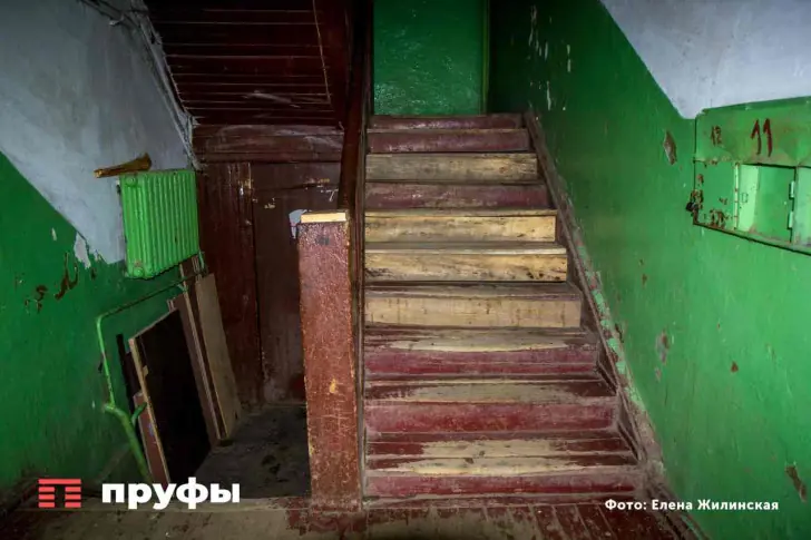 В уфимском доме потолок рухнул прямо на ребенка: здание признано аварийным 