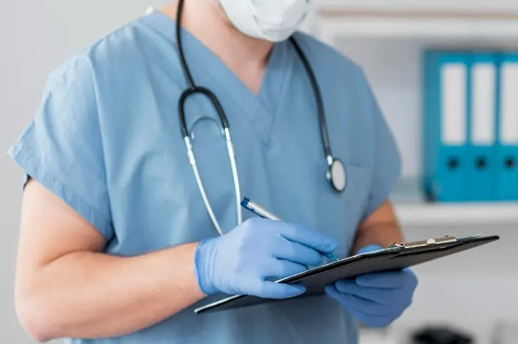 Стресс вызывает язву: врач назвал неожиданные болезни от нервов