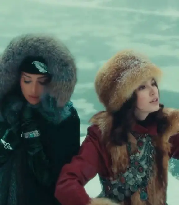 Алсу и AY YOLA в роскошных башкирских костюмах показали кадры из клипа на народную песню 