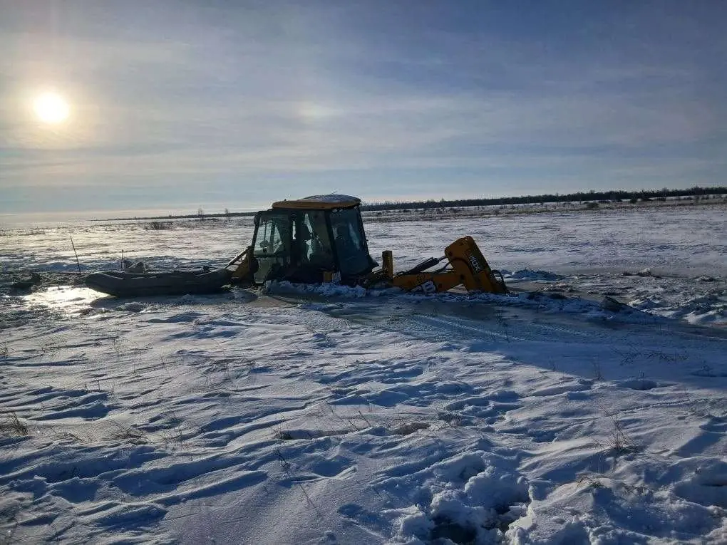 Один провалился, двое решили помочь — на озере вблизи Башкирии под лёд ушли сразу три трактора
