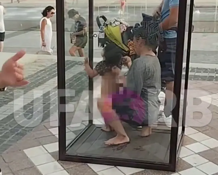 Памятник герою в шоке: уфимская мама сменила подгузник в кабинке Почётного караула