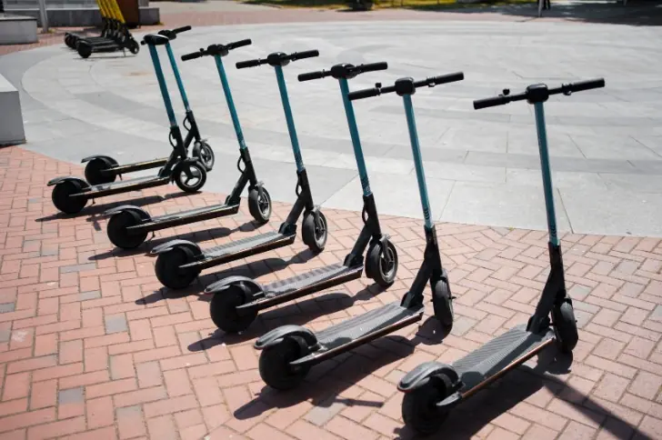 Сенатор Шейкин предложил ввести отдельные полосы для самокатчиков