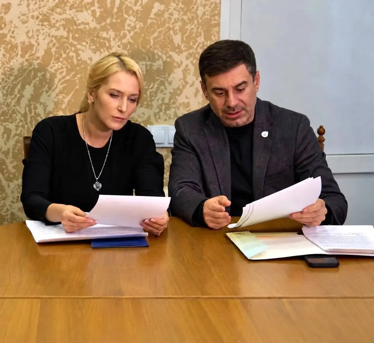 Российский и украинский омбудсмены едут на одном автобусе с гуманитарной миссией