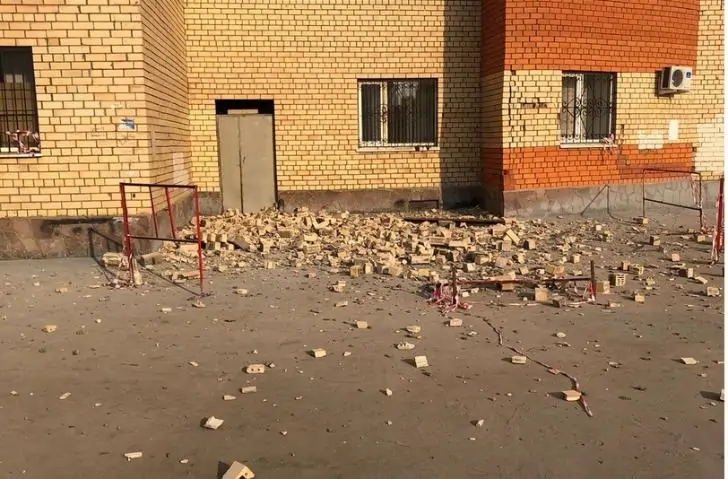 В Уфе обрушился фасад дома 