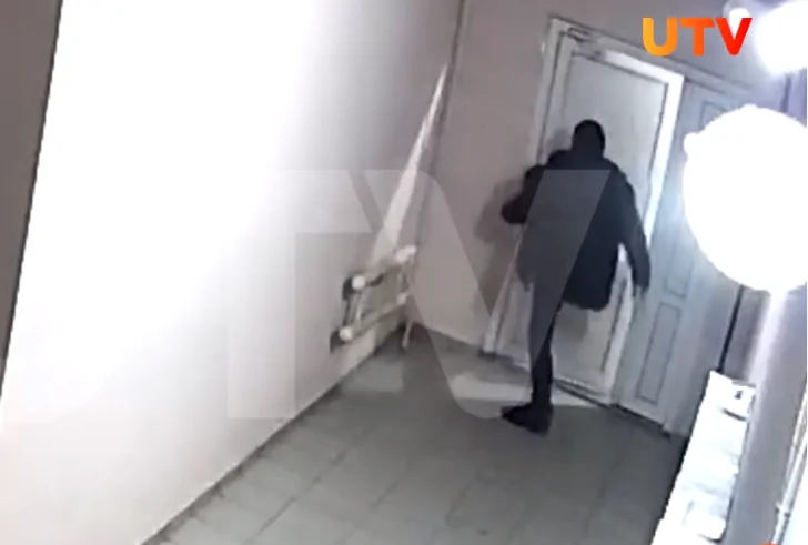 В Уфе неизвестный напал на подъездную дверь и хотел победить ее