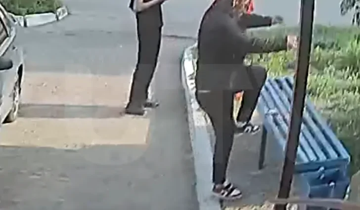В Башкирии двое мужчин устроили настоящий бой против окрашенной скамейки