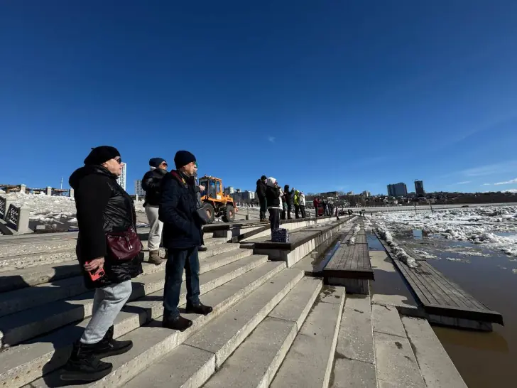 В Уфе перекрыли дорогу в связи с ледоходом