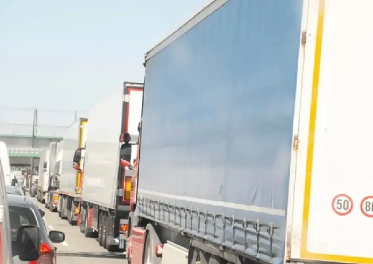 Почему фуры едут вплотную друг к другу, не пуская водителей на обгон?