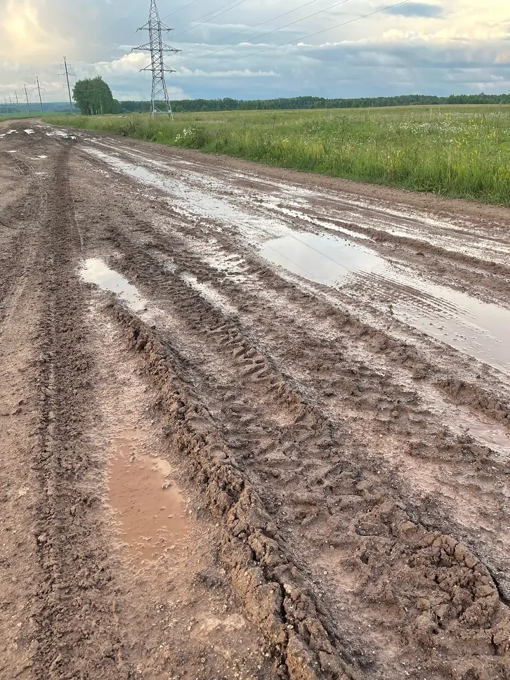 «Никому нет дела до наших проблем»: дорога к озеру Аслыкуль превратилась в месиво 