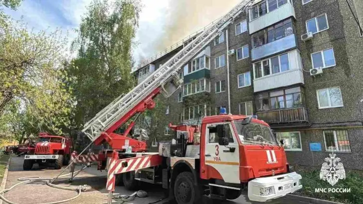 В Уфе загорелась кровля многоквартирного дома на Коммунаров: жильцы эвакуированы