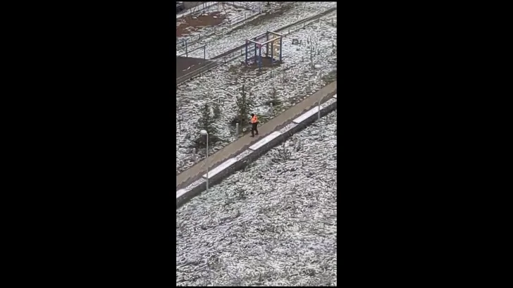 В Уфе тоже обнаружили рабочего, косившего траву после снегопада