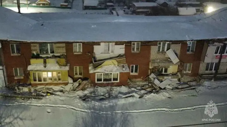 Крыша жилого дома обрушилась среди ночи в Башкирии 