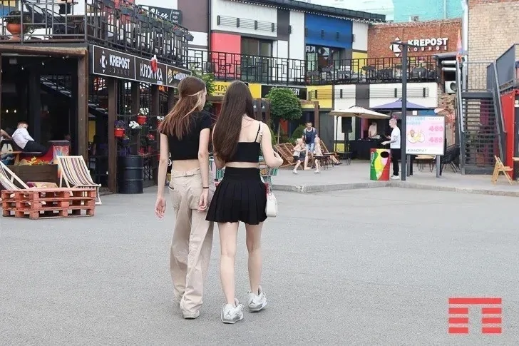 «Дают сигнал о спаривании»: мужчины осудили уфимок за мини-юбки