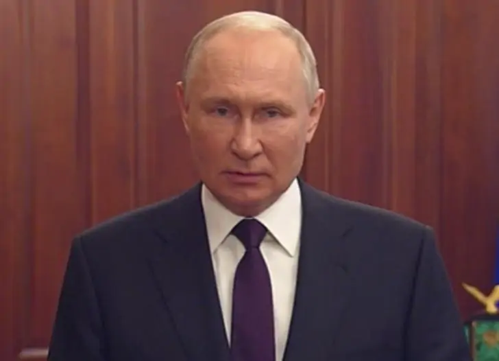 Путин поздравил жителей России с Днем государственного флага  