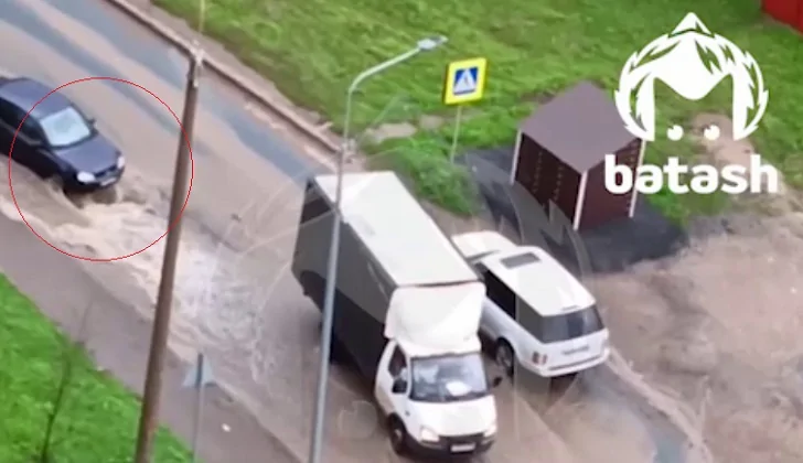 В Уфе образовалась яма на дороге из-за сильного дождя