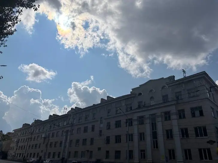 Собираются в «треп-хате» и чилят: уфимская молодежь стекается в разваливающийся дом Тухвата Янаби в центре города