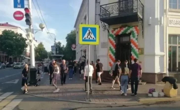 Сеть «Вкусно – и точка» перестанет брать на работу 15-летних сотрудников