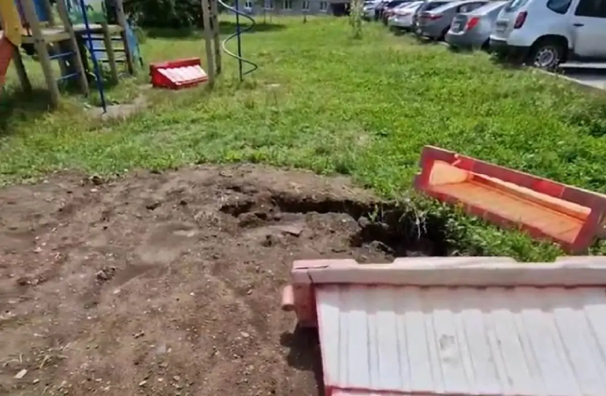 В Уфе ремонт теплосетей закончился новой ямой у детской площадки