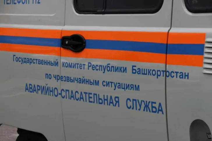 В Баймакском районе спасли троих мужчин, провалившихся под воду на снегоходе 