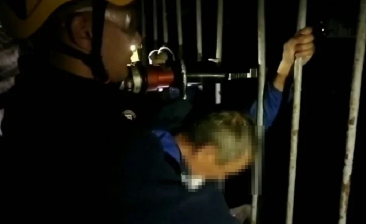 В Уфе мужчина застрял в заборе и не смог выбраться