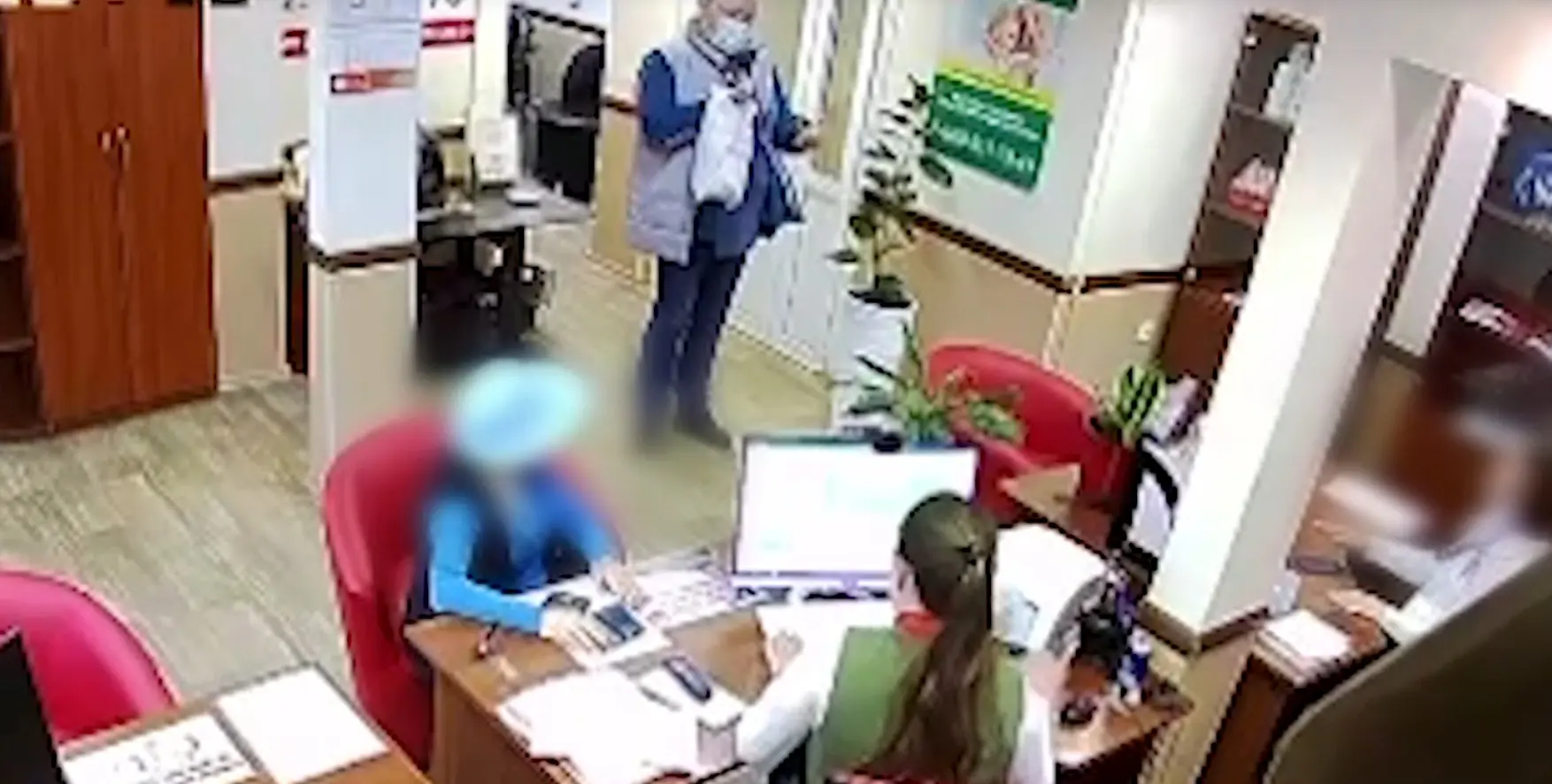 Женщина с гранатой ограбила два банка в Уфе