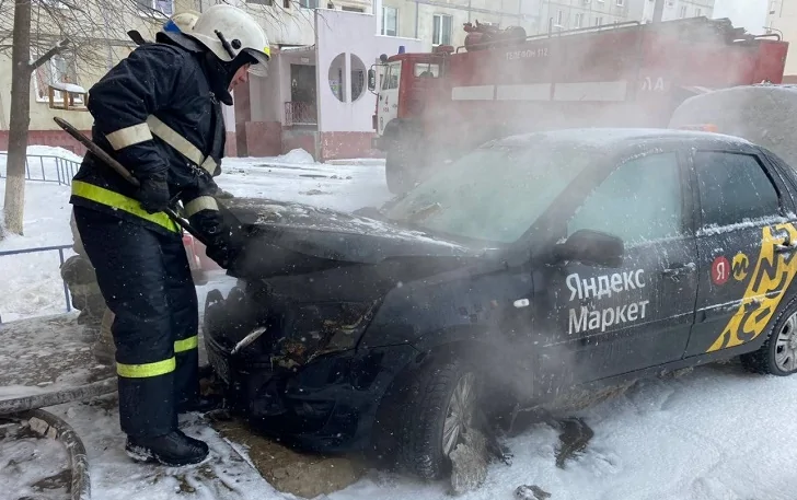 В Уфе внезапно загорелось такси у дома