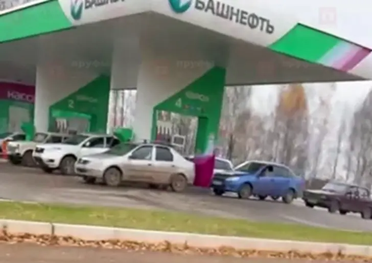 «Устроили Сабантуй на заправке!». В Башкирии машины собираются в очереди за бензином