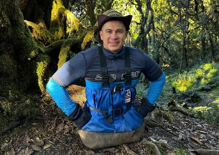 Советник мэра Уфы Рустам Набиев продолжает свое восхождение на вулкан на руках