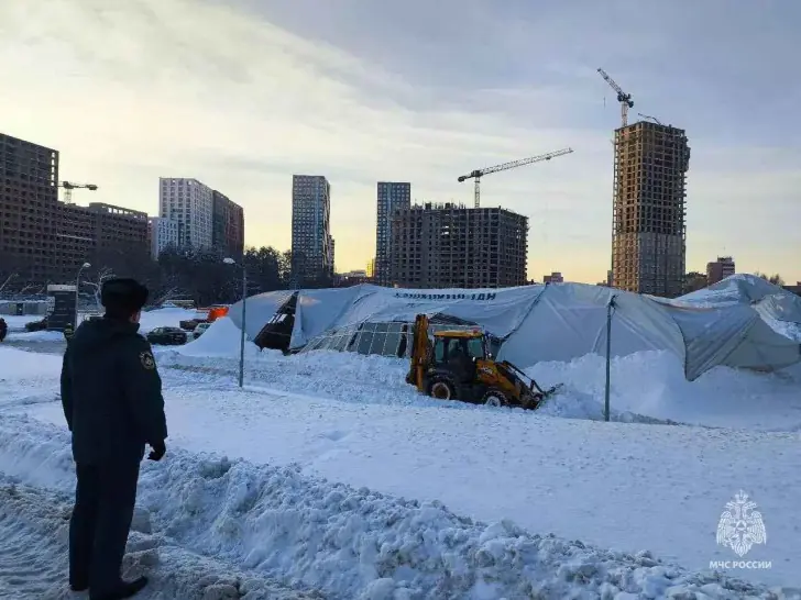В Уфе крупный ангар сложился как карточный домик из-за сильных снегопадов
