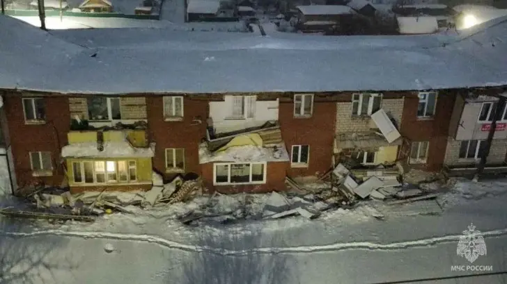 Чиновники ввели режим ЧС в здании Башкирии, где обрушилась крыша