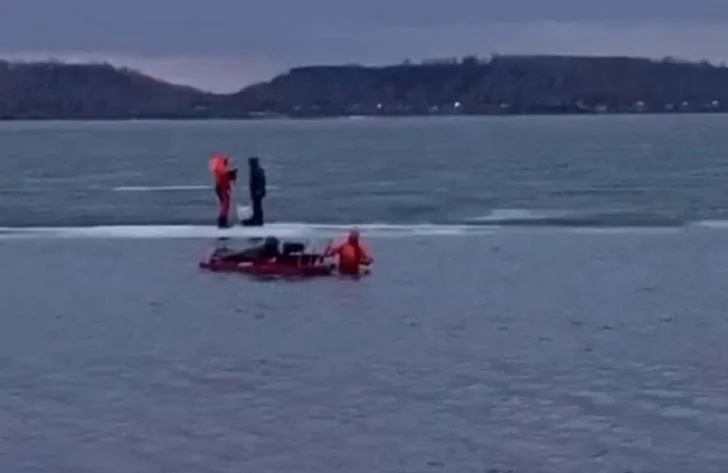 В Башкирии четырех человек унесло льдиной на озеро