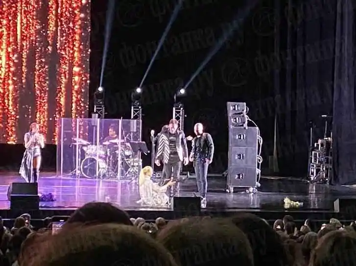 Кристина Орбакайте жёстко упала на сцене