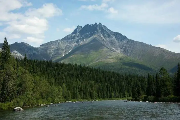 Высочайшая точка Урала – не в Башкирии. Где находится пик горного хребта?